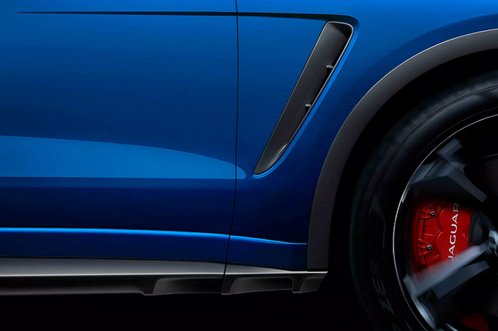 Jaguar F-Pace SVR 2021 được bổ sung tính năng Dynamic Launch cho phép xe sử dụng quán tính tịnh tiến của bánh xe trong quá trình vận hành để duy trì lực đẩy của xe khi đang sang số. Như đã nói, hệ thống giảm xóc thích ứng của Jaguar F-Pace SVR 2021 đã được cập nhật để mang lại cảm giác lái tinh tế hơn ở tốc độ thấp. Hệ thống phanh cỡ lớn cũng đã được cải tiến với chức năng tăng cường lực tích hợp (Integrated Power Booster) nhờ đó xe trang bị bàn đạp phanh ngắn và thể thao hơn. Hiệu suất làm mát phanh cũng được cải thiện cho hiệu suất phanh tốt hơn.