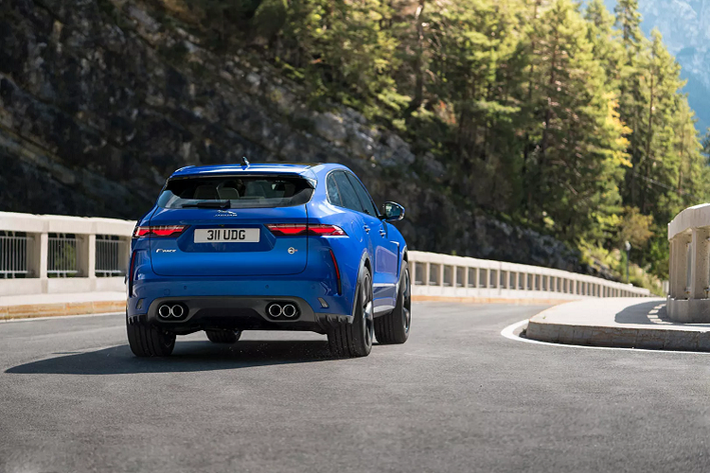 Tương tự các phiên bản thấp hơn của F-Pace 2021, xe trang bị màn hình sau vô lăng dạng kỹ thuật số 12,3 inch cùng màn hình trung tâm giải trí kiểu kính cong hiện đại thời thượng 11,4 inch sử dụng hệ thống Pivi Pro mới nhất của nhà sản xuất ôtô.