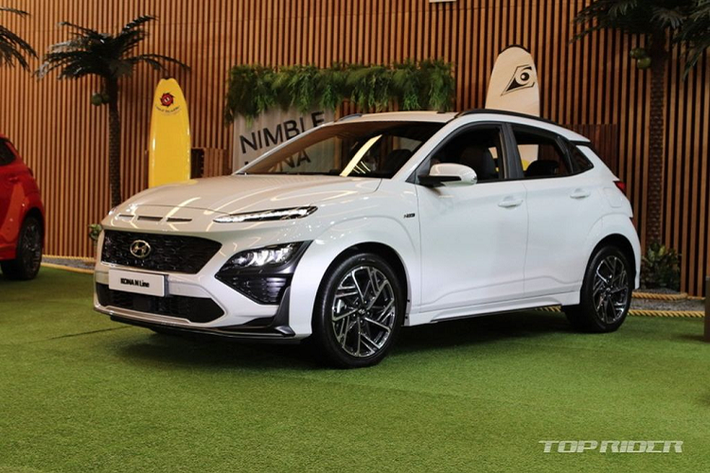 Tiếp theo là phiên bản Hybrid với trang bị động cơ xăng GDI 4 xy-lanh 1.6L, kết hợp một mô-tơ điện, viên pun 1,56 kWh, sản sinh ra công suất tổng 138 mã lực và đi kèm với hộp số ly hợp kép 6 cấp. Cuối cùng là động cơ Smartstream xăng T-GDI 4 xy-lanh tăng áp 1.6L, sản sinh công suất tối đa 194 mã lực, đi kèm với trang bị hộp số ly hợp kép 7 cấp.