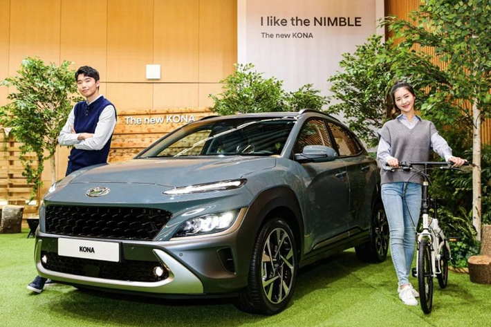 Sau một thời gian chính thức ra mắt toàn cầu, Hyundai Kona 2021 mới đây vừa được trình diện ở quê nhà Hàn Quốc. Tại đây, mẫu crossover cỡ B này được bán ra với mức giá dao động từ 20,31 - 29,81 triệu Won (khoảng 412 - 605 triệu đồng), riêng phiên bản N-Line thể thao có giá cao hơn với khởi điểm từ 24,6 - 28,14 triệu Won (500 - 571 triệu đồng).