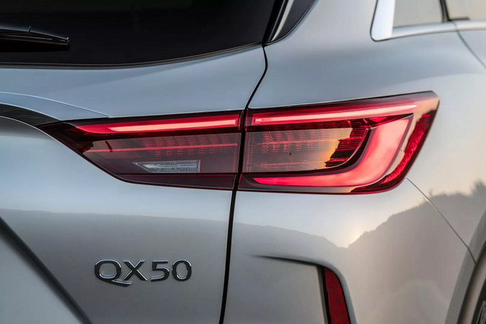 Khách hàng cũng có thể nâng cấp lên QX50 Luxe với giá niêm yết từ 41.500 USD (~962 triệu) tăng 1.250 USD so với năm ngoái. Tuy vậy khách hàng sẽ nhận được các trang bị đáng giá như ghế trước có sưởi và một loạt hệ thống hỗ trợ người lái bao gồm Can thiệp điểm mù, Hỗ trợ kiểm soát khoảng cách, Kiểm soát hành trình thông minh, Ngăn chặn chệch làn đường và Hỗ trợ kiểm soát hành trình thông minh ProPILOT.