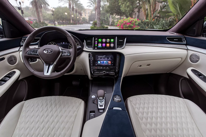 Về ngoại hình, Infiniti QX50 2021 không khác biệt với thế hệ trước. Vốn dĩ thế hệ này, hãng xe con của Nissan chỉ đánh vào trang bị là chính để hút khách hơn khi mức giá của xe có phần tăng mạnh so với năm trước.