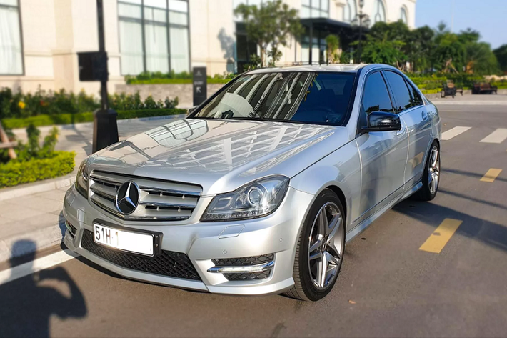 Có nhiều “cửa” để người mua sở hữu một chiếc xe Đức đã qua sử dụng với già chỉ vài trăm triệu đồng. Tuy nhiên, không phải cũng đủ can đảm để “đụng” vào những chiếc Đức đời sâu và có tuổi đời rất cũ. Chính vì vậy, chiếc Mercedes-Benz C300 AMG đời 2013, mã W204 facelift này là lựa chọn không thể bỏ qua dành cho những ai đang muốn chơi xe Đức và không muốn chơi xe đời quá sâu.