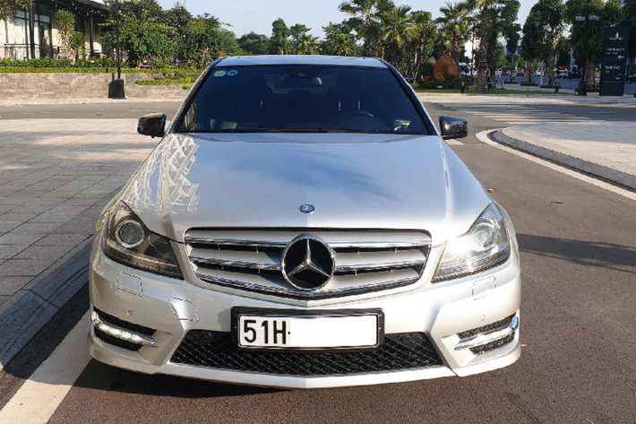 Mẫu xe sang Mercedes-Benz C300 AMG cũ này đang được chào bán với khoảng 695 triệu đồng, ngang một chiếc Hyundai Elantra 2.0 mới. Đằng sau những đặc điểm nổi trội của xe Đức như cảm giác lái “thật”, chính xác, vận hành đầm chắc, độ an toàn cao, bên cạnh sở hữu một chiếc xe thương hiệu xe sang trọng mang đến bộ mặt cho chủ nhân.