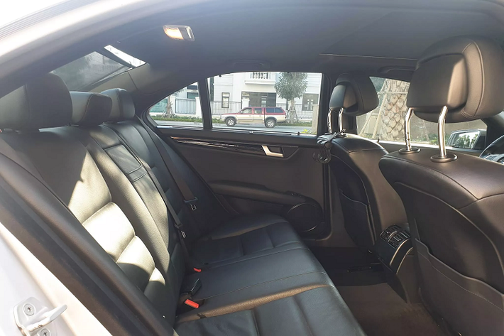 Là dòng xe sang, Mercedes-Benz đã mang những vật liệu cao cấp lên C300 AMG, thiết kế hài hoà đơn giản và định hình nó bằng một phong cách thể thao khó lẫn vào đâu. Đặc biệt, đây là đời cuối của xe “Mẹc” mang nội thất kiểu truyền thống với đồng hồ analog, nhiều nút bấm, màn hình nhỏ,… trước khi hãng xe Đức bước sang “kỹ nguyên số” như ngày nay với màn hình cỡ lớn.