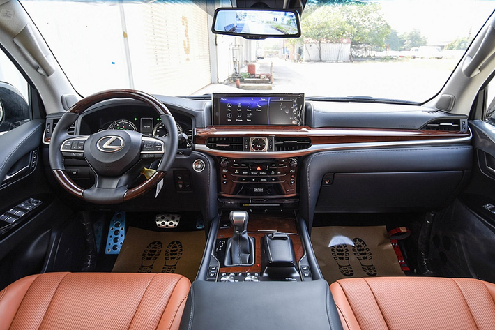 So với model bán chính hãng tại Việt Nam, thiết kế nội thất của Lexus LX570 Super Sport 2021 gần như không khác biệt. Khoang cabin vẫn mang tới cảm giác sang trọng.