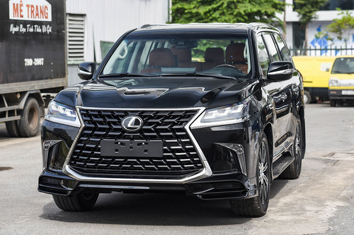 So với model hiện được phân phối chính hãng tại Việt Nam, tổng thể ngoại hình của Lexus LX570 Super Sport 2021 mới không khác biệt nhiều. Thay đổi dễ nhận thấy nhất nằm ở mặt ca-lăng có họa tiết và phần viền crom phía dưới được làm mới, mang nhiều nét tương đồng với mẫu Lexus GX460 2020.