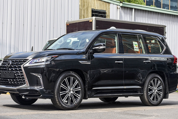 LX570 Super Sport 2021 được trang bị ống xả đơn. Phần cản sau có thêm chi tiết trang trí giả ống xả kép, đi kèm nhiều đường mạ, ốp crom trên đèn hậu, cửa cốp hay khu vực gắn biển số.