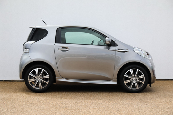 Giá xe Aston Martin Cygnet trong ảnh hiện được rao bán ở Buckinghamshire, Anh gần 37.000 bảng, khoảng 48.100 USD (khoảng 1,12 tỷ đồng). Con số khá đắt đỏ dành cho một chiếc xe cỡ nhỏ. Xe đã sử dụng được 12.000 dặm, tương đương 19.000 km.