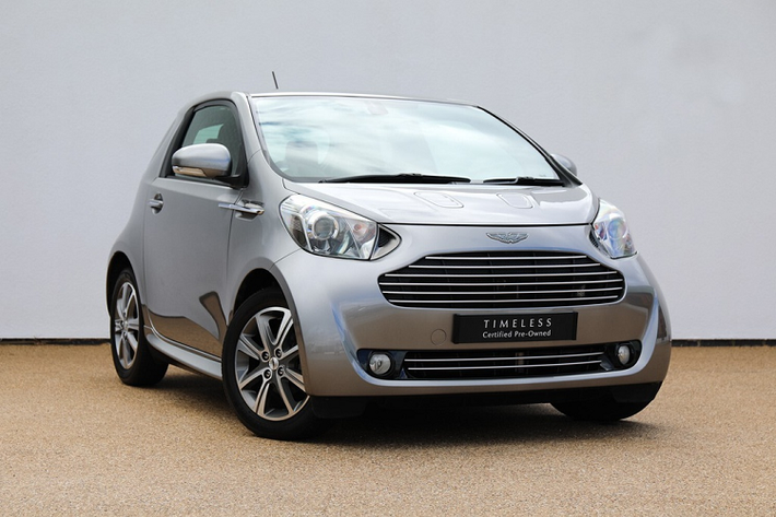 Nhắc đến Aston Martin, thường khách hàng sẽ nghĩ đến những chiếc siêu xe đắt tiền, ít ai biết rằng hãng xe Anh quốc từng sản xuất một mẫu ôtô cỡ nhỏ. Đó là Aston Martin Cygnet cỡ nhỏ, dòng xe đô thị mà có lẽ chính Aston Martin cũng không muốn nhắc đến khi nó đi ngược lại hoàn toàn hình ảnh cũng như triết lý phát triển của hãng.