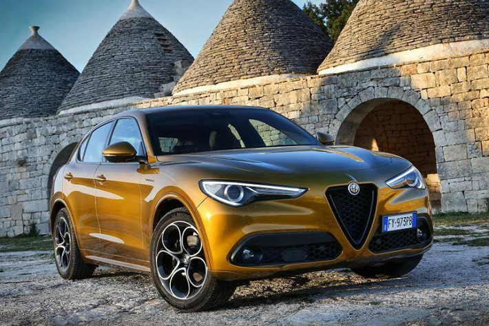 Alfa Romeo Stelvio 2020 có công suất tối đa có thể lên tới 505 mã lực là mẫu SUV mang phong cách sang trọng và quyến rũ, đi kèm nhiều chế độ chạy từng loại địa hình khác nhau và hộp số tự động 8 cấp