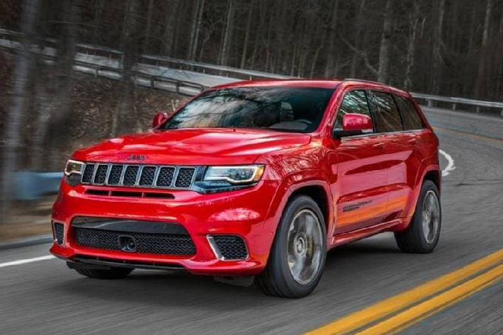 Jeep Grand Cherokee Trackhawk 2020 là mẫu SUV đậm chất Mỹ. Đồng thời đây cũng là chiếc xe có công suất mạnh nhất danh sách này với 707 mã lực, cho khả năng tăng tốc từ 0 - 100 km/h chỉ trong 3,5 giây
