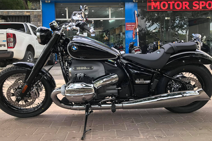 Khác với thị trường Malaysia, chiếc BMW R18 đầu tiên về Việt Nam thuộc phiên bản First Edition chưa được bán ra chính hãng bởi đối tác THACO – BMW Motorrad, mà thông qua Motor Sport – doanh nghiệp chuyên nhập khẩu, phân phối môtô có trụ sở tại TP.HCM.