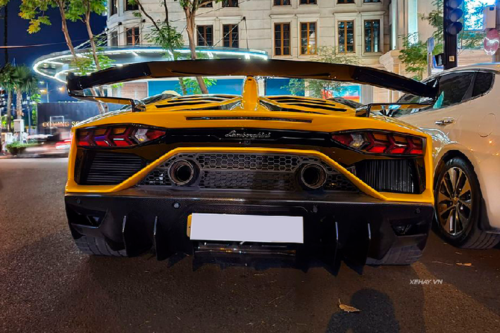 Sức mạnh này đã giúp Aventador SVJ lập kỷ lục mới trên đường đua Nurburgring với thành tích chỉ 6 phút 44,97 giây. Theo một số nguồn tin, giá xe Lamborghini Aventador SVJ thứ 2 tại Việt Nam dự kiến dao động trong khoảng trên 2,3 triệu USD (khoảng 53 tỷ đồng). Trong khi đó tại Mỹ, mẫu xe này đã có giá khởi điểm từ 517.700 USD (khoảng 12 tỷ đồng).