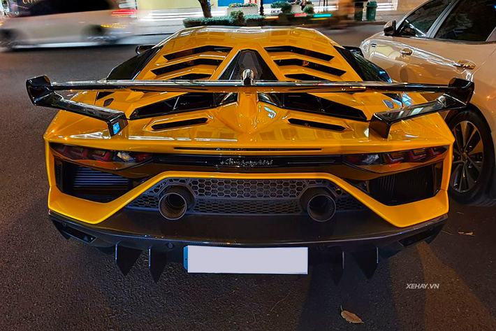 Sau khi được áp dụng những công nghệ đặc biệt, Lamborghini Aventador SVJ có trọng lượng chỉ 1.525kg và lực ép được tăng thêm tới 40%, trong khi hệ số lực cản không khí giảm được 1% so với SV.