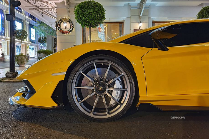 Ở khu vực thân xe, siêu phẩm Aventador SVJ thứ 2 tại Việt Nam được trang bị bộ mâm đúc 10 chấu màu titan mang tên Nireo Forged kích thước 20 inch ở phía trước và 21 inch ở phía sau.