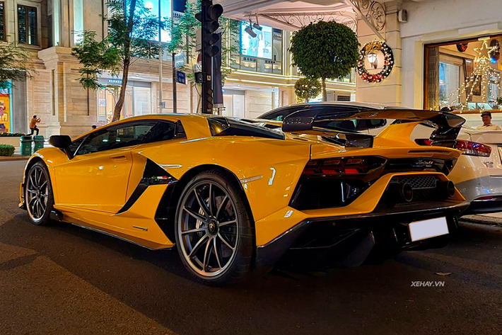 Lamborghini Aventador SVJ vẫn sử dụng động cơ hút khí tự nhiên V12 6.5 lít như những người anh em còn lại của dòng sản phẩm, nhưng cho ra công suất 770 mã lực và 720Nm mô-men xoắn cực đại - thực tế chỉ mạnh hơn 30 và 40 mã lực so với Aventador SV và Aventador S tương ứng. Đặc biệt, nhờ được trang bị hệ thống ALA tiên tiến, xe chỉ mất 2,8 giây để tăng tốc từ 0-100 km/ và 0-200 km/h trong 8,6 giây, trước khi cán tốc độ tối đa 350 km/h.