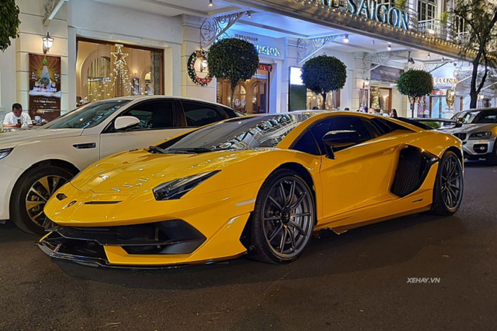 Về nguồn gốc, siêu phẩm Lamborghini Aventador SVJ thứ 2 tại Việt Nam được đưa về nước hồi cuối tháng 11 vừa qua bởi một đơn vị nhập xe tư. Không lâu sau đó, siêu phẩm này đã nhanh chóng tìm thấy chủ nhân là một vị đại gia sinh sống và làm việc tại TP.HCM.