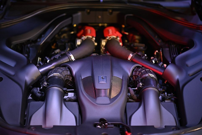 Những trang bị này cho phép chiếc Coupe 2+ Ferrari Roma nặng 1.472 kg có thể tăng tốc từ vị trí xuất phát lên 100 km/h chỉ trong thời gian 3,4 giây. Tốc độ 0-200 km/h, siêu xe Ferrari Roma cần thời gian 9,3 giây, trước khi đạt tốc độ tối đa hơn 320 km/h.