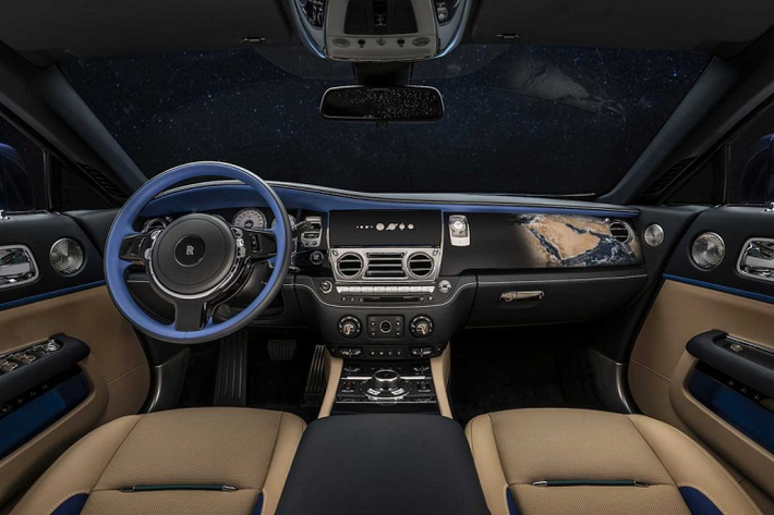 Để có thể hoàn thành bức tranh tuyệt đẹp này, các nghệ nhân làm việc tại House of Rolls-Royce, Goodwood, Anh Quốc đã phải tốn đến hơn 100 giờ vẽ airbrush hoàn toàn bằng tay, đảm bảo từng chi tiết của bức tranh này giống với hình ảnh được cung cấp nhất. Ngoài ra, hai đường coachline chạy dọc thân xe cũng đặc biệt không kém. Chúng được vẽ tay với màu sơn Emerald Green độc đáo và được tạo điểm nhấn với Thái Dương Hệ gồm Mặt Trời và 8 hành tính có quỹ đạo quanh nó.