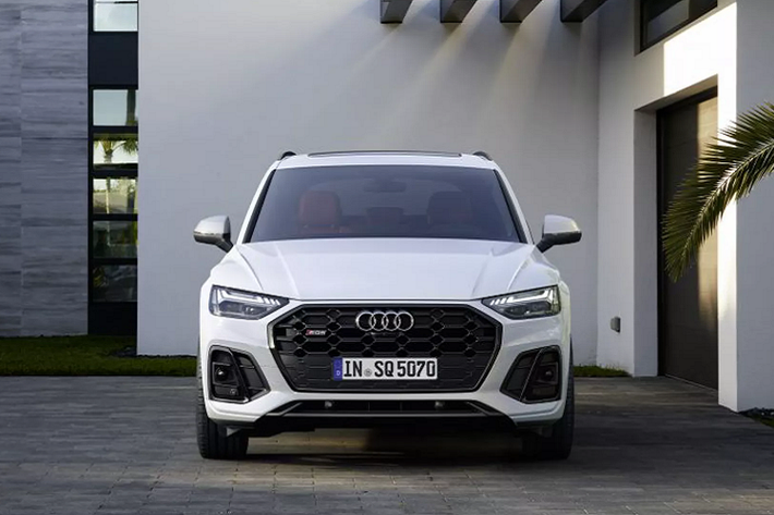 Mẫu SUV thể thao vẫn dùng hộp số tự động 8 cấp và hệ dẫn động 4 bánh AWD Quattro. Hệ dẫn động này vẫn cho phép phân bổ mô-men xoắn 40:60 từ trước ra sau và có khả năng truyền tới 70% lức kéo phía trước và 85% tới phía sau. Theo tiêu chuẩn, vectơ mô-men xoắn hoạt động bằng phanh giúp xe xoay khi đi vào góc cua và khách hàng có thể nâng cao hiệu ứng này bằng cách tùy chọn bộ vi sai thể thao hạn chế trượt phía sau.