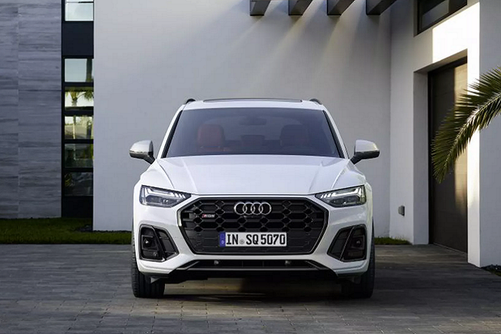 Điểm độc đáo của SQ5 còn nằm ở cản trước với các cánh tản nhiệt bằng nhôm dọc cho các khe hút gió giả ở góc. Hai bên hông xe cũng sâu hơn, trong khi cản sau mang bộ khuếch tán lớn, ống xả hình tứ giác. Sự khác biệt lớn nhất ở bên trong là hệ thống thông tin giải trí MMI mới, được trang bị màn hình cảm ứng 10,3 inch giúp loại bỏ núm xoay trên bảng điều khiển trung tâm.