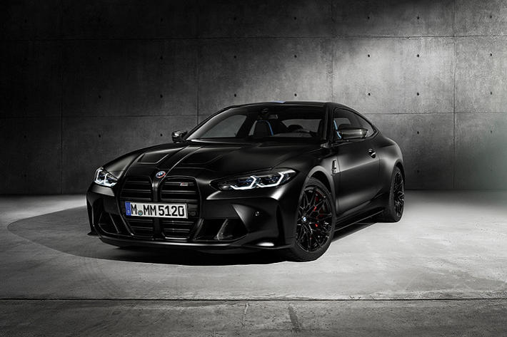 Ra mắt vào cuối tháng 9 vừa qua, BMW M3 và BMW M4 thế hệ mới đã tạo nên nhiều luồng tranh cãi dữ dội trong giới chơi xe vì thiết kế lưới tản nhiệt lớn bất thường. Thiết kế này được cho rằng để chiều lòng thị trường tỷ dân Trung Quốc. Nhằm tạo hình ảnh thân thiện hơn với giới trẻ, hãng xe đến từ Đức đã kết hợp cùng thương hiệu thời trang đến từ New York - Kith, để tạo ra phiên bản đặc biệt M4 Competition x Kith với số lượng giới hạn 150 chiếc.