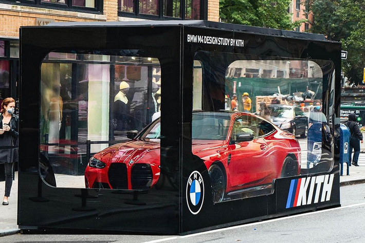 Đặc biệt, buổi ra mắt tại Brooklyn có sự góp mặt của cả 2 mẫu xe BMW M4 Design Study by Kith và M3 E30. Cả 2 đều sở hữu màu ngoại thất Đỏ Cinnabar Red, màu sơn này hiện nay không còn nằm trong danh mục lựa chọn của BMW.