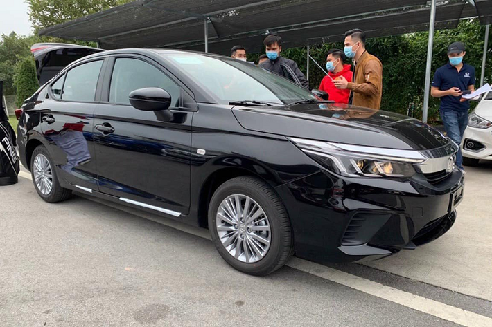 Mẫu Honda City 2021 bản G mới có màu sơn đen, thiết kế có nhiều điểm khác mới so với bản hiện hành. Cụ thể, đèn pha chia 3 khoang cách biệt. Một dải crom sáng nối liền 2 cụm đèn pha cũng như tạo thành một dải vòng phía đầu xe. Phiên bản City G tiêu chuẩn có một số điểm khác biệt với bản RS cao cấp như không có đèn sương mù hay đèn xi nhan không tích hợp với gương chiếu hậu. Lưới tản nhiệt dạng thanh ngang thay vì dạng tổ ong. Mâm xe kích cỡ 15 inch nhỏ hơn và thiết kế mâm xe đa chấu khác biệt so với bản RS cao cấp.