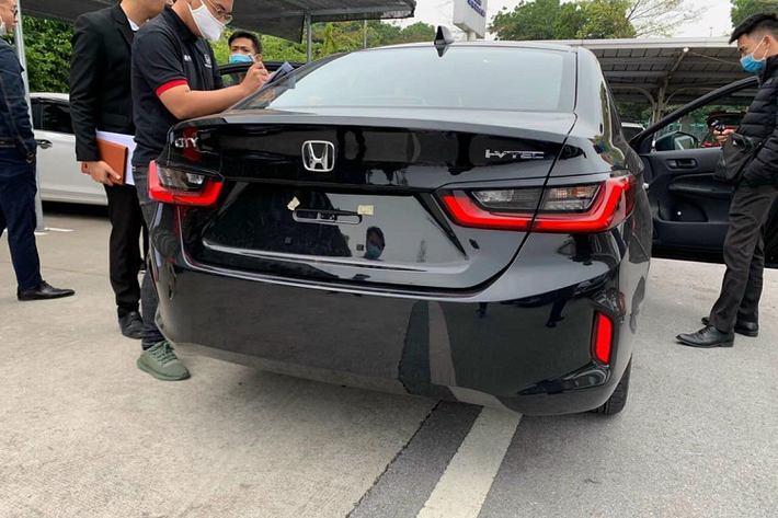 Hiện tại, Honda City phải cạnh tranh với hàng loạt đối thủ nặng kí trong phân khúc như Toyota Vios hay Hyundai Accent,... Hiện tại, phần lớn các đại lý đã đẩy hết hàng tồn kho để chuẩn bị đón lô CIty mới. Trong tháng 10 vừa qua, chỉ có 8 xe City được bán ra do lượng xe còn tồn không nhiều. Điều này khiến mẫu xe Nhật rơi vào danh sách những mẫu xe bán chậm nhất thị trường trong tháng 10 vừa qua.