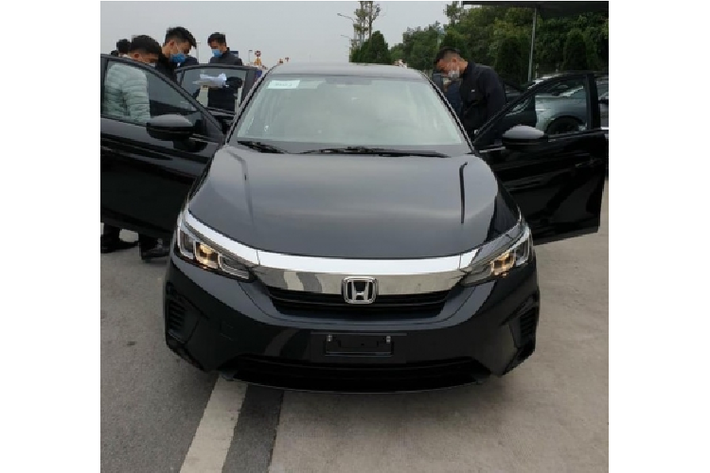 Tuy nhiên, phiên bản City G tiêu chuẩn chỉ có 4 túi khí, không có camera lùi như các bản cao cấp hơn. Động cơ Honda City 2021 chỉ có 1 loại duy nhất là 1.5L I5 cho công suất tối đa 119 mã lực tại vòng tua 6.600 v/p và mô men xoắn cực đại 145 Nm tại vòng tua 4.300 v/p. Khối động cơ này kết hợp cùng hộp số CVT.