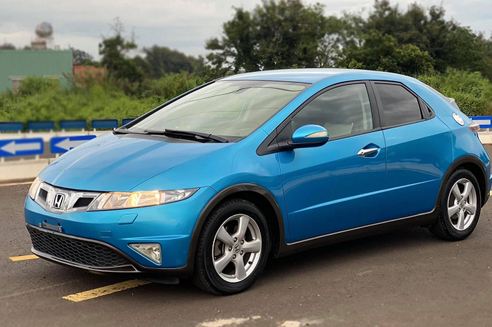 Chiếc Honda Civic Hatchback 5 cửa này là một trong những mẫu xe Civic khá hiếm tại Việt Nam với số lượng xe được đưa về nước chỉ đếm trên đầu ngón tay. Mẫu xe này thuộc đời 2010, đăng ký lần đầu vào năm 2012, xe được nhập khẩu trực tiếp từ Anh Quốc.