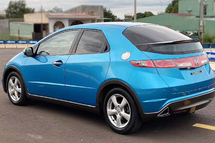 Nội thất Civic hatchback tập trung vào người lái, khi bảng điều khiển trung tâm đặt hơi nghiêng về phía người lái. Cụm đồng hồ hỗ trợ lái được chia 2 tầng, đồng hồ hiển thị các thông số về tốc độ ở phía trên. Các nút bấm được bố trí đơn giản thành nhiều cụm hình tròn phía bên phải người lái. Ở phía sau, hàng ghế có đủ chỗ cho 3 hành khách và hệ thống ghế “Magic Seats” cho phép điều chỉnh băng ghế, đồng thời có thể gập lại với tỷ lệ 60:40. Vô lăng tích hợp thêm lẫy chuyển số thể thao, ghế ngồi bọc da, khởi động bằng nút bấm, cảm biến hỗ trợ đỗ xe,...
