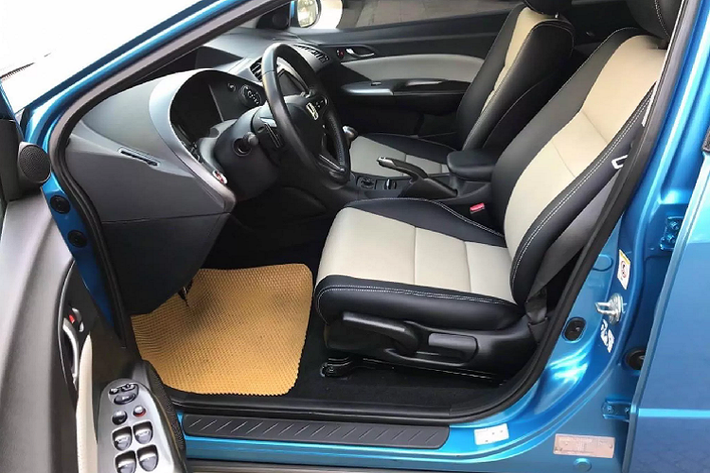 Honda Civic Hatchback 5 cửa có nhiều phiên bản động cơ xăng gồm: 4cyl thẳng hàng dung tích 1.4L sử dụng công nghệ điều khiển van biến thiên i-VTEC, hút khí tự nhiên, cho công suất tối đa 83 mã lực tại 5.700 vòng/phút và mô-men xoắn cực đại 119Nm tại 2.800 vòng/phút. Phiên bản động cơ 1.8L i-VTEC cho công suất tối đa 140 mã lực và mô-men xoắn cực đại 174Nm. Sức mạnh được truyền xuống cầu trước (FWD) thông qua hộp số tự động 6 cấp (6AT).