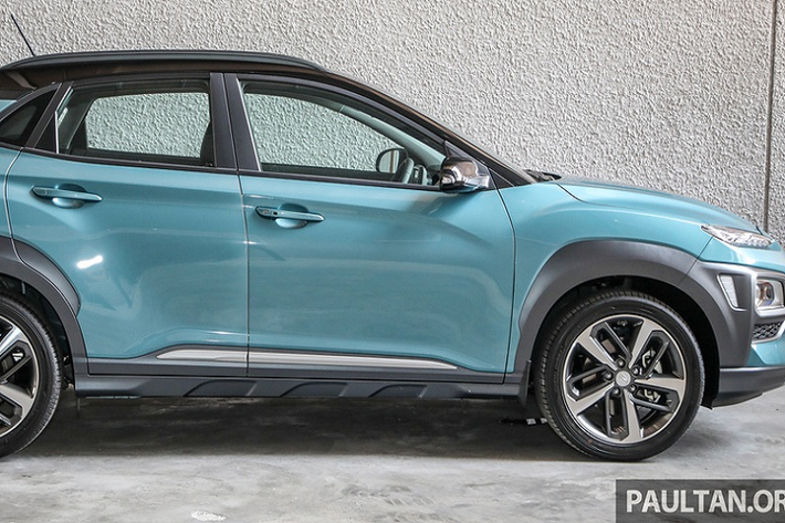 Kona có các số đo dài x rộng x cao lần lượt là 4.165 x 1.800 x 1.565 (mm), chiều dài cơ sở đạt 2.600 mm. So với đối thủ Honda HR-V, Kona ngắn hơn 169 mm, rộng hơn 28 mm, thấp hơn 55 mm và trục cơ sở ngắn hơn 10 mm.