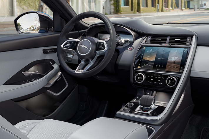Cabin của Jaguar E-Pace thế hệ mới vẫn giữ thiết kế bất đối xứng với bảng táp-lô hướng về người lái. Nâng cấp được hãng xe Anh thực hiện đối với những trang bị như bảng đồng hồ điện tử, vô-lăng thể thao R-Dynamic, cần số điện nhỏ gọn hơn, cụm nút chỉnh điều hòa và hệ thống thông tin giải trí Pivi Pro.