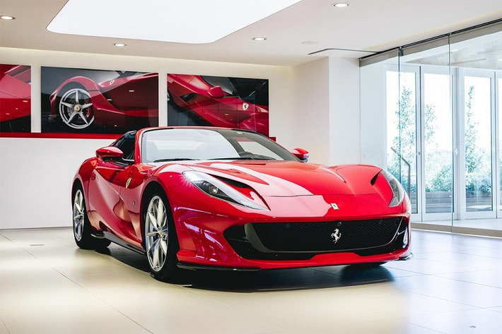 Có vẻ như độ "hot' của các siêu xe mui trần nhà Ferrari đang phủ sóng mạng xã hội ở Việt Nam khi hết Ferrari 488 Pista Spider lộ ảnh đã về đến Việt Nam và ra biển số, giờ đến lượt Ferrari 812 GTS mui trần. Nếu như Ferrari 812 GTS có mặt tại dải đất hình chữ S, đây chính là chiếc Ferrari mui trần mạnh nhất Việt Nam tính đến thời điểm hiện tại.