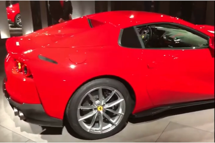 Phần mui xếp điện của siêu xe mui trần Ferrari 812 GTS có khả năng đóng hoặc mở chỉ trong thời gian 14 giây. Ngay cả khi xe lăn bánh, thao tác đóng và mở mui vẫn có thể thực hiện được nhưng phải đảm bảo chiếc Ferrari 812 GTS đang hoạt động ở vận tốc dưới 45 km/h. Siêu xe Ferrari 812 GTS là chiếc xe mui trần mạnh mẽ nhất có thể được mua một cách dễ dàng ở thời điểm hiện tại.
