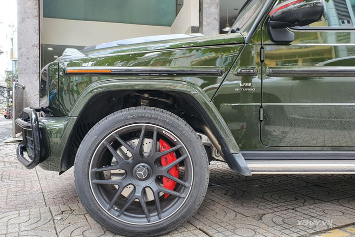 Các thay đổi của gói Brabus bao gồm phần nắp ca-pô, viền đèn xi-nhan, gương chiếu hậu, tay nắm cửa, đèn trợ sáng trên nóc xe đều được ốp sợi carbon, bộ khuếch tán sau được tinh chỉnh với nhiều khe chia gió hơn, nắp bánh xe bằng sợi carbon cùng logo Brabus nổi bật. Đi kèm với đó là trang bị bộ mâm 22 inch sơn đen mờ, cùm phanh sơn đỏ với bộ lốp hàng hiệu Pirelli Scorpion Zero.