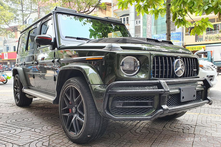 Đầu tiên là nước sơn ngoại thất màu xanh Olive Green. Đây là mãu màu thuộc danh mục G Manufaktur và được bán chính hãng với giá quy đổi lên tới 250 triệu đồng. Tiếp tới, chiếc Mercedes-AMG G63 này còn được trang bị gói độ carbon mang thương hiệu Brabus đình đám.