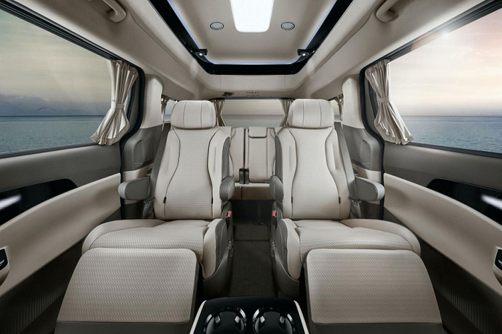 Ngoài nóc cao hơn, Kia Sedona Hi Limousine 2021 còn có những nâng cấp ở ngoại thất như thanh bảo vệ cản trước, bậc cửa bên sườn và tấm ốp gầm hầm hố hơn. Tiếp đến là đèn phanh LED cỡ lớn, nằm trên nóc xe, tem chữ nổi "Hi Limousine" ở cửa cốp và cửa cốp mở chỉnh điện. Bên trong Kia Sedona Hi Limousine 2021 là không gian nội thất 7 chỗ hoặc 9 chỗ, tùy lựa chọn của khách hàng.