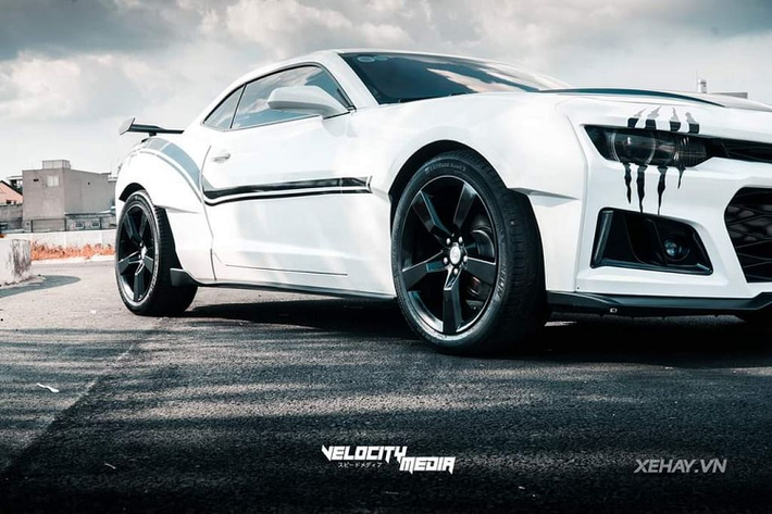 Chỉ can thiệp vào phần thẩm mỹ, chủ nhân của chiếc Chevrolet Camaro RS 2010 trong bài viết không có bất cứ thay đổi nào về động cơ của xe.