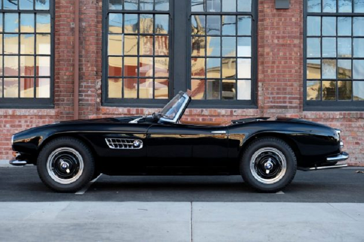 Trong dự án này, kỹ sư Fritz Fiedler của BMW đã được giao thiết kế phần khung gầm. Ban đầu, BMW đã giao cho nhà thiết kế Ernst Loof để phác thảo chiếc 507, tuy nhiên bản phác thảo này đã bị Hoffman từ chối vì ông cho rằng chiếc xe đã thiếu đi sự hấp dẫn và vẻ đẹp. Chính vì vậy, vào tháng 11/1954, BMW đã ký hợp đồng với nhà thiết kế Albrecht von Goertz để thiết kế BMW 503 và BMW 507.