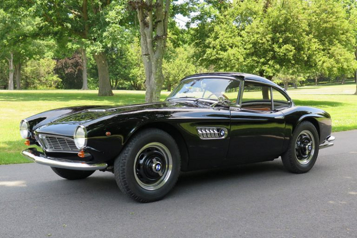 Trên thực tế, phần khung xe của BMW 507 là khung của BMW 503 nhưng đã được rút gọn. Chiều dài cơ sở giảm từ 2,835 mm xuống còn 2,480 mm, chiều dài tổng thể là 4,385 mm và chiều cao tổng thể là 1,257 mm.