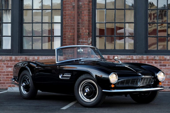BMW 507 đời 1957 là mẫu xe mui trần được BMW sản xuất trong khoảng thời gian từ năm 1956 cho tới năm 1959. Tuy nhiên, do giá thành của chiếc xe quá cao nên chính vì vậy mà thương hiệu BMW chỉ sản xuất 252 chiếc trước khi ngừng dây chuyền sản xuất của dòng xe mui trần tuyệt đẹp này. Vào năm 1954, nhà nhập khẩu xe hơi đến từ Mỹ Max Hoffman đã thuyết phục ban lãnh đạo BMW sản xuất phiên bản mui trần của BMW 501 và BMW 502 để trở thành một sự lựa chọn mới bên cạnh Mercedes 300SL đình đám thời bấy giờ.