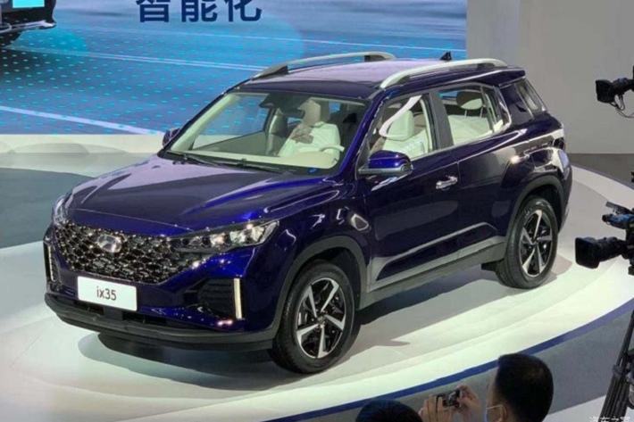 Tại triển lãm Ô tô Quảng Châu 2020 đã chính thức khai mạc tại Trung Quốc vào ngày 20/11 vừa qua. Tham gia triển lãm này, thương hiệu xe hơi đình đám Hàn Quốc đã mang đến một dàn xe "hùng hậu", trong đó có mẫu crossover 5 chỗ Hyundai ix35 2021 mới cũng góp mặt.