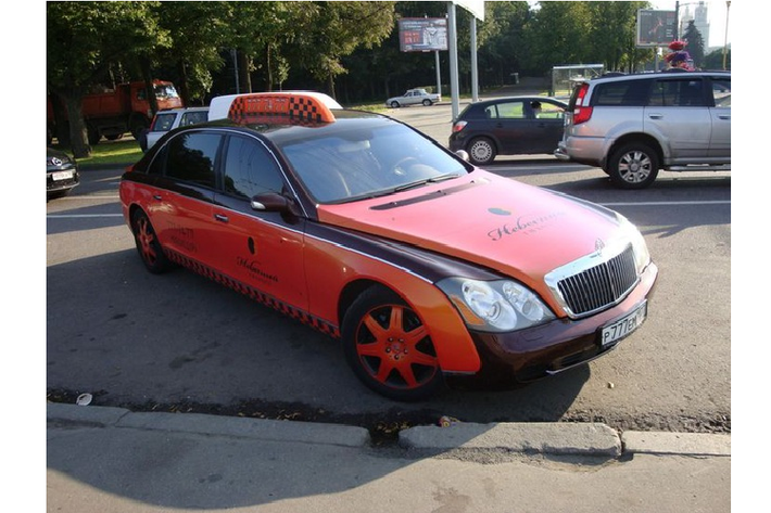 5. Maybach 62 S - Nga Maybach là dòng sản phẩm cao cấp nhất của Mercedes, nên việc nó chạy taxi khiến không ít tín độ tốc độ "nhói lòng". Tuy nhiên, đó là một cách để nhiều người có thể trải nghiệm dòng xe siêu siêu sang này mà không phải mua xe. Những chiếc taxi hiệu Maybach này chỉ chạy trong nội đô và có giá cước cố định là khoảng 320 USD.