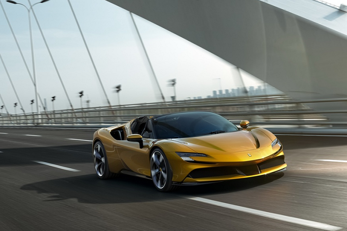 Ferrari SF90 Spider mới đã chính thức được ra mắt qua sự kiện được tổ chức trực tuyến. SF90 Spider là phiên bản mui trần của SF90 Stradale - siêu xe plug-in hybrid (hybrid cắm sạc) đầu tiên của Ferrari.
