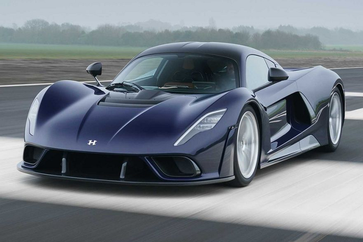 Các cài đặt công suất, kiểm soát độ bám đường và một loạt các thông số khác cho Hennessey Venom F5 sẽ được thiết lập theo các chế độ lái được cấu hình sẵn: Wet, Sport, Drag, Track và F5 Vmax. Trong đó F5 là chế độ mà người lái có thể khai thác hết được công suất của chiếc xe. Vì sở hữu động cơ siêu mạnh cùng với đó là trọng lượng nhẹ, chiếc xe có thể tăng tốc từ 0-100 km/h trong 2,6 giây, 0-200 km/h trong 4,7 giây, 0-300 km/h trong 8,4 giây và 0-400 trong 15,5 giây.