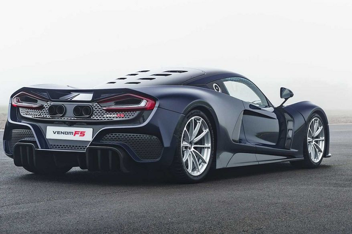 Nội thất của Hennessey Venom hoàn toàn mới vô cùng đơn giản với carbon và da được bọc ở các vị trí như bề mặt táp lô, ghế và cửa. Vô lăng thiết kế gọn gàng được tích hợp như một trung tâm điều khiển với với các núm xoay lấy cảm hứng từ những mẫu xe đua F1. Carbon và da chất lượng cao được cung cấp bởi Muirhead ở Scotland (một xưởng thuộc da từ năm 1840) được kết hợp khéo léo để mang đến cảm giác của một buồng lái sang trọng, hiện đại và tối giản.
